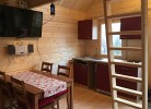 Küchenzeile, Esstisch und Fernseher