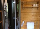 Badezimmer mit Dusche und WC
