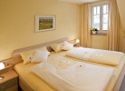 Schlafzimmer mit Doppelbett